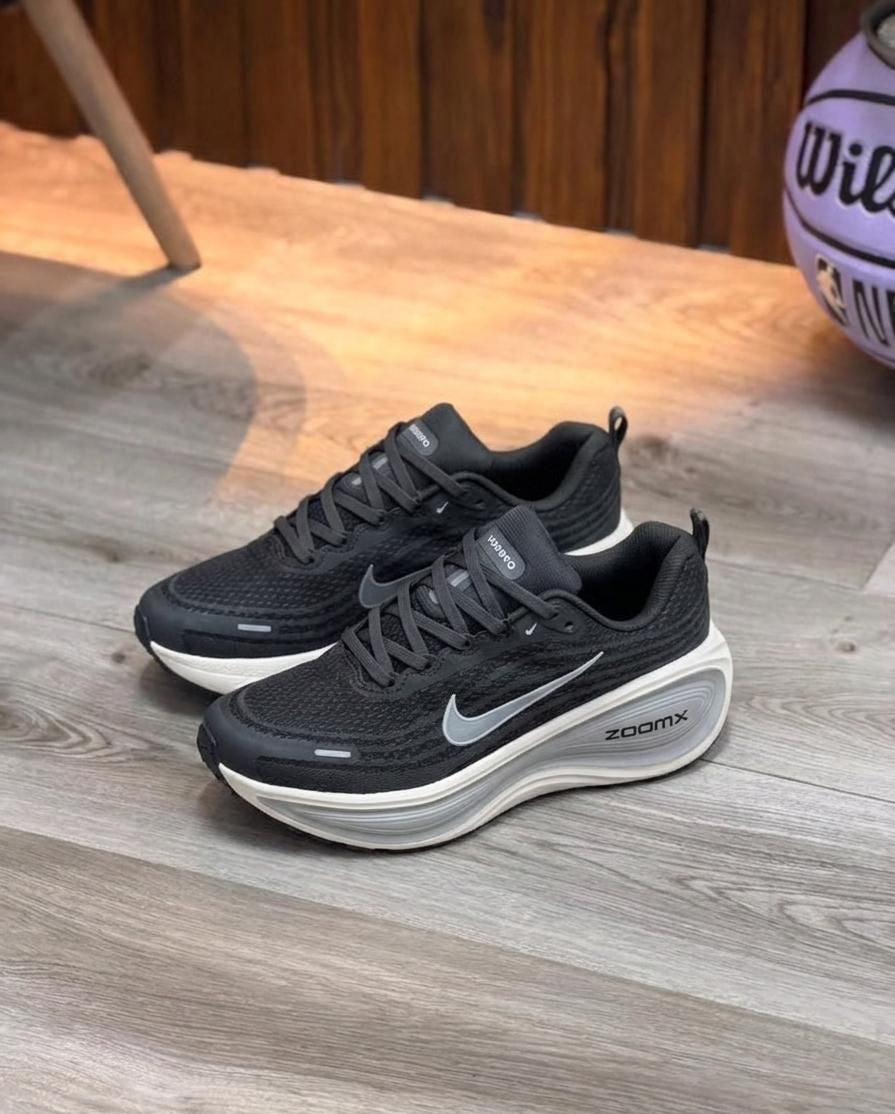 NIKE VOMERO PLUS GRIS BLANCO