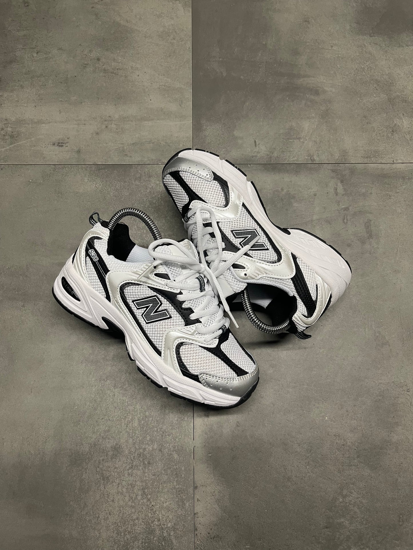 NEW BALANCE 530 | BLANCA NEGRA
