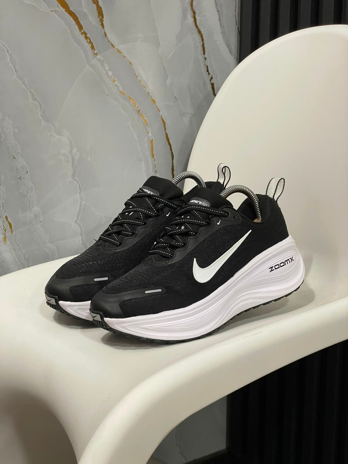 NIKE VOMERO PLUS NEGRO BLANCO