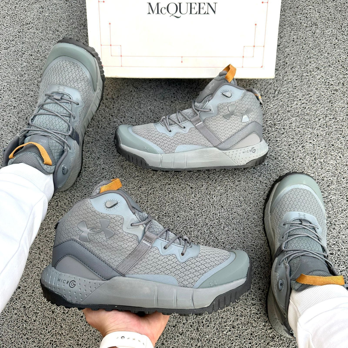 BOTA UNDER ARMOUR GRIS