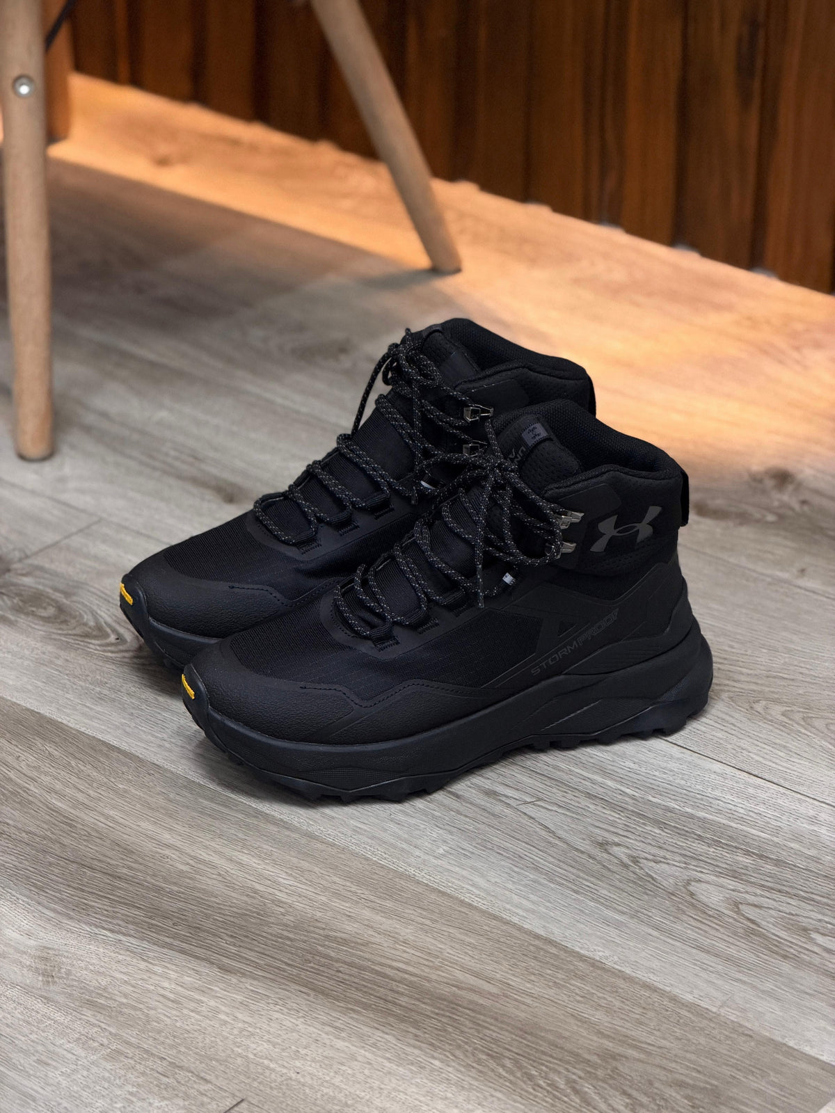 BOTA UNDER ARMOUR NEGRA