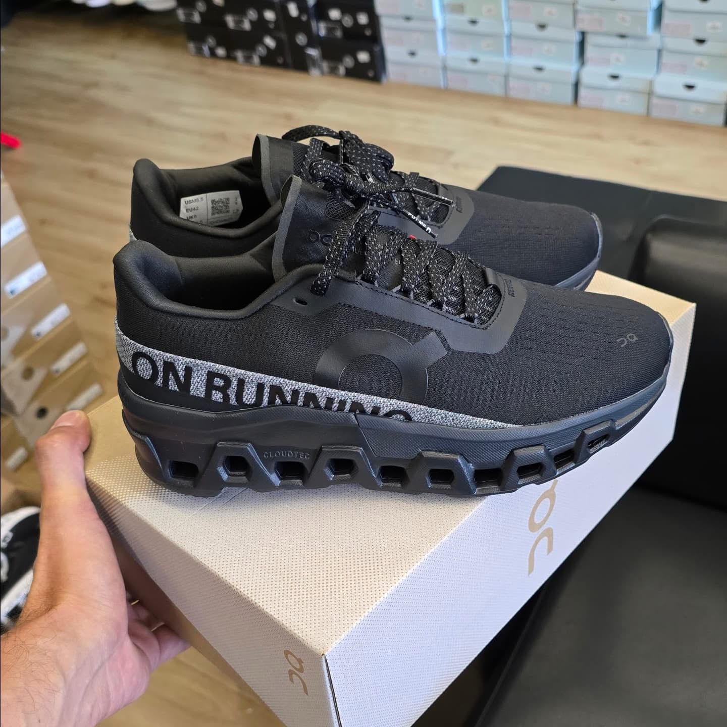 ON CLOUD NEGRO