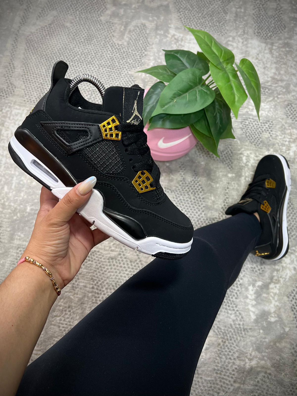 JORDAN RETRO 4 NEGRO DORADO