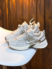 NIKE V2K | CAFÉ