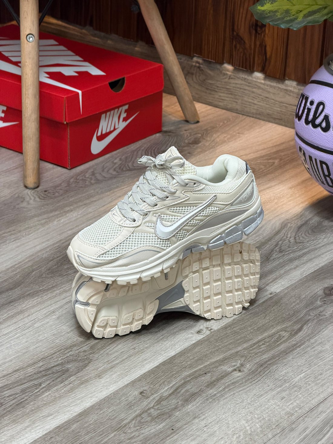 NIKE VOMERO BEIGE