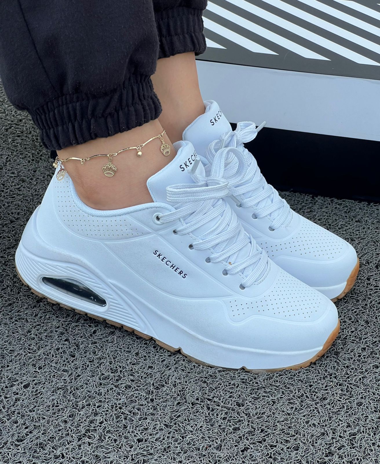 SKECHERS UNO STAND BLANCO