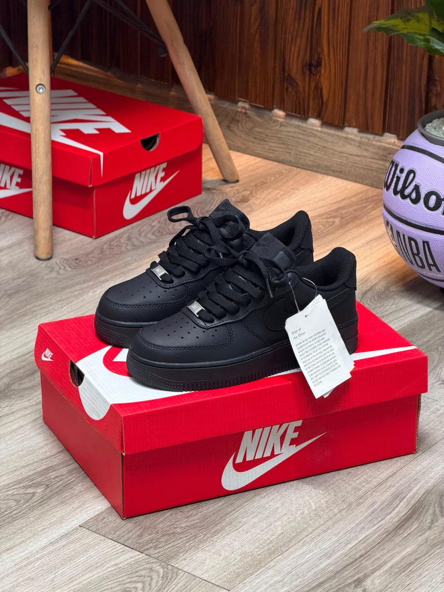 NIKE AIR FORCE ONE CLÁSICO NEGRO