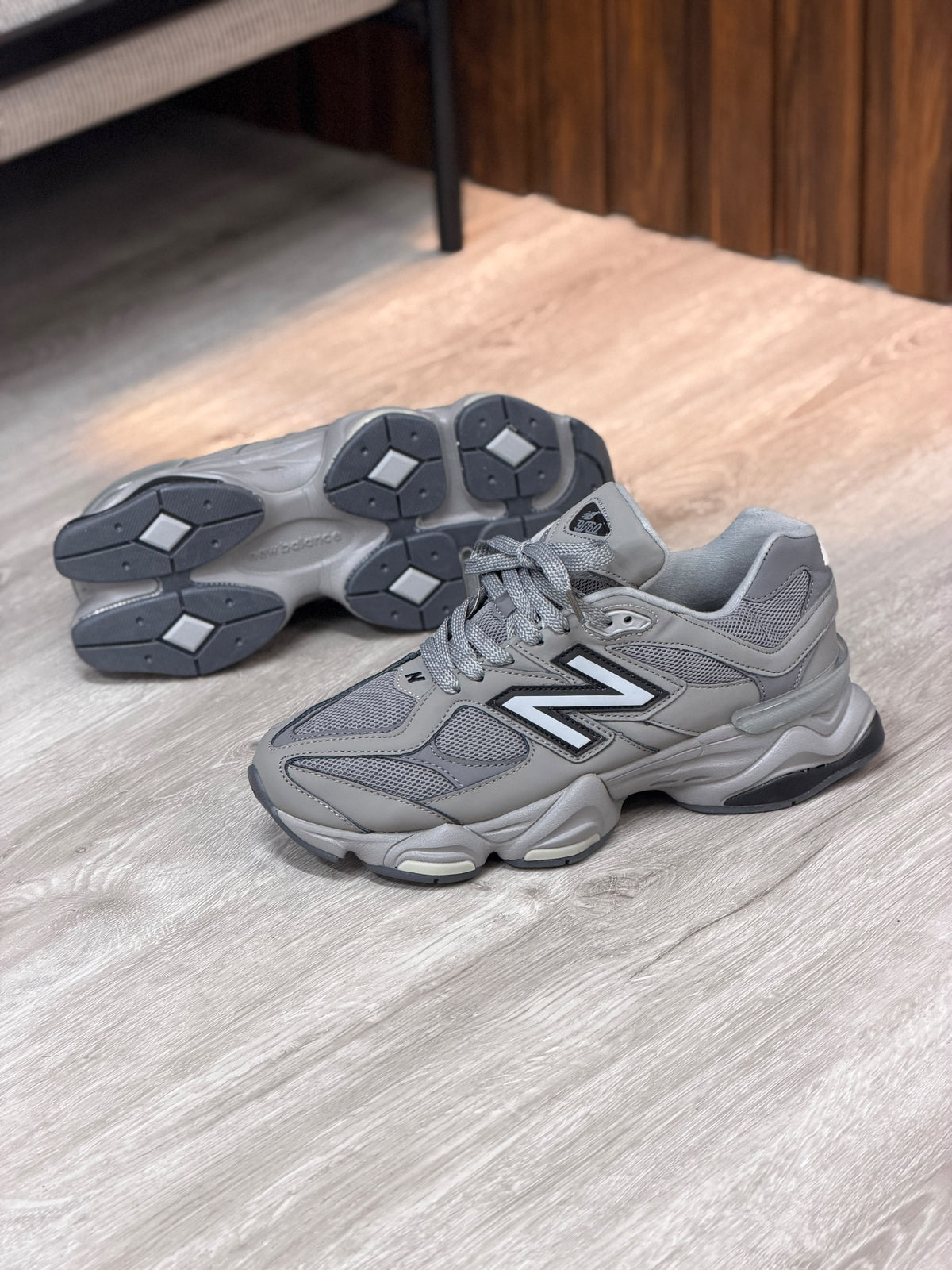 NEW BALANCE 9060 GRIS OSCURO HOMBRE