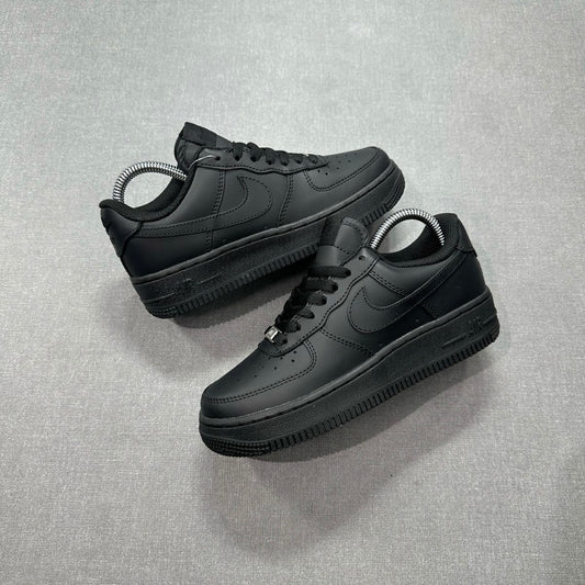 NIKE AIR FORCE ONE CLÁSICO NEGRO