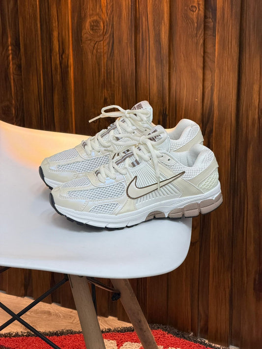 NIKE VOMERO BEIGE CAFE