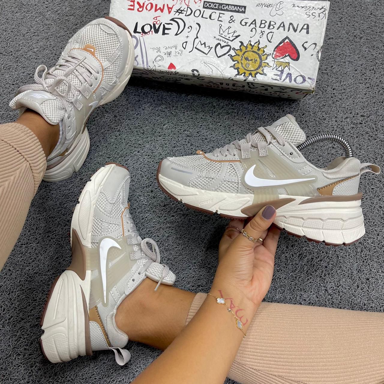 Nike V2K Gris y Beige | Dama