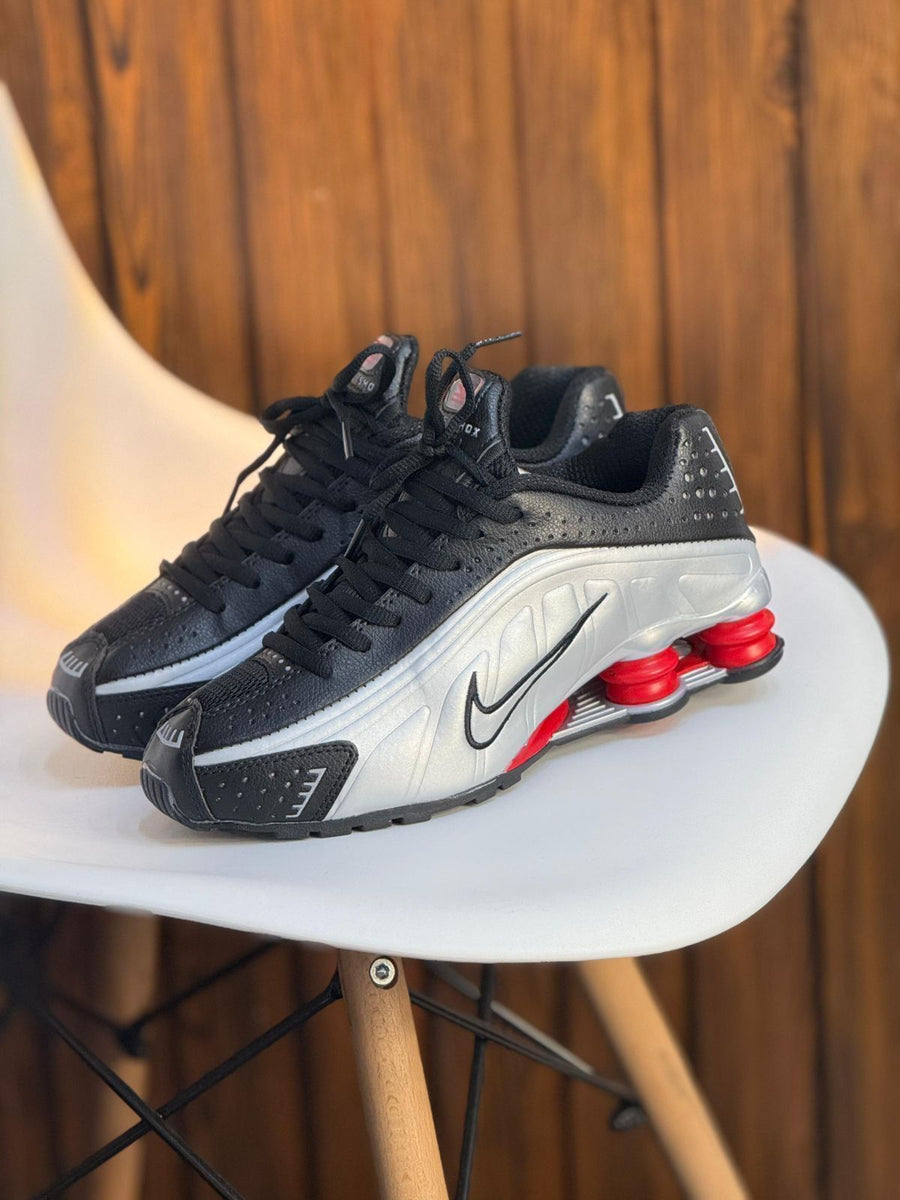 NIKE SHOX PLATEADA
