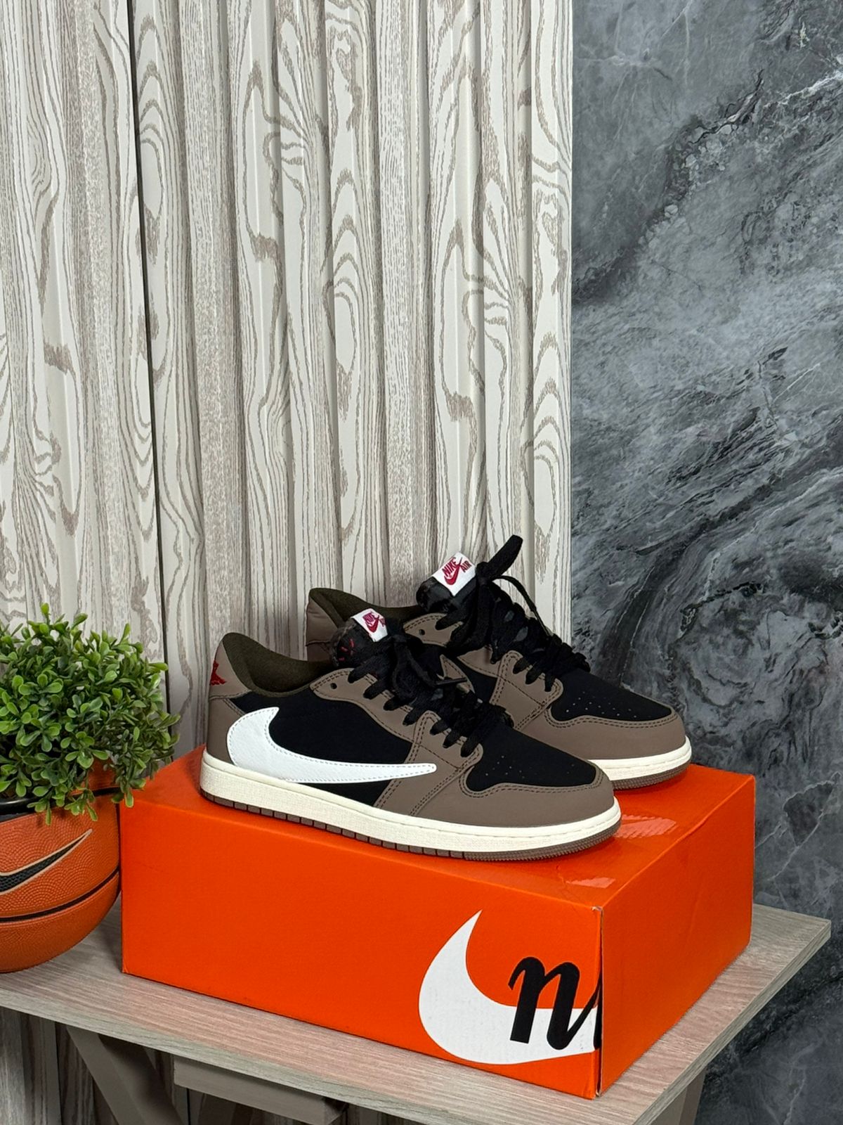 NIKE JORDAN TRAVIS SCOTT